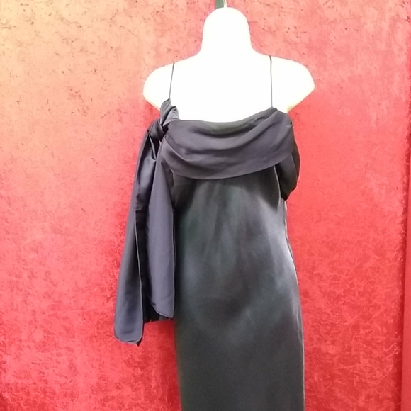 Dresses - Picture 4 of 4